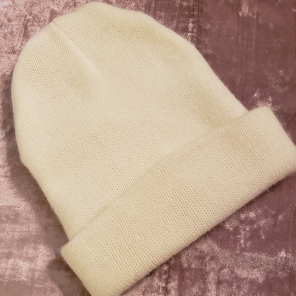 AMANDA SMITH Winter White Fuzzy Acrylic Beanie Winter Hat - Picture 3 of 7